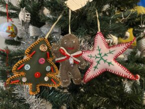 Addobbi natalizi realizzati a mano nel laboratorio di sartoria sociale di Lule - RICUCIRE STRAPPI e LEGAMI